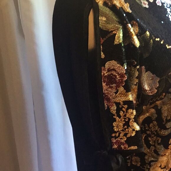 Sequined front ladies top with peek a boo sleeves that tie in size med. - Picture 5 of 13